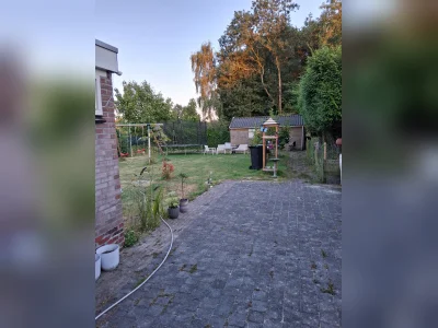 Hoekwoning met zeer ruime tuin en schuur